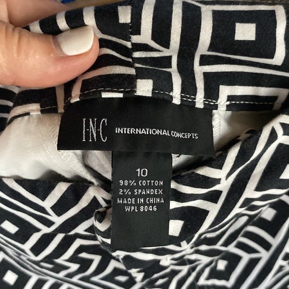 INC International concepts Geometrical, black and white shorts size 10 - Picture 3 of 4